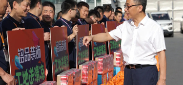 铭品装饰集团送清凉活动，向所有为“品质工程”奋斗在高温一线的工人师傅致敬！