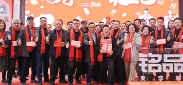 以红包为舟，载孝心归家|铭品装饰“孝心红包”感恩延续十余载