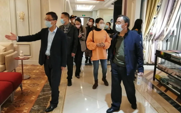 张一良董事长带市领导看展厅