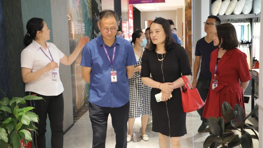 铭品装饰展厅经理陶瑾讲解材料展区 铭品装饰展厅经理陶瑾讲解材料展区