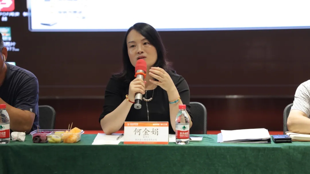 何金娟会长对本次铭品的参观作出表扬和认可 何金娟会长对本次铭品的参观作出表扬和认可