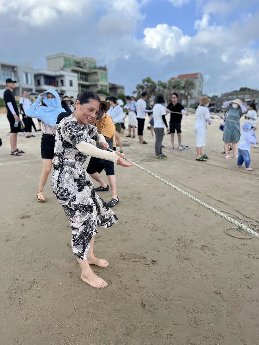热爱生活，热爱拼搏的铭品家人们，旅途中也少不了比赛，一场新鲜好玩的海边拔河就此展开。
