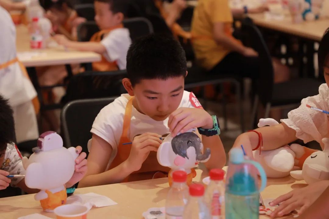在铭品小课堂上，孩子们积极踊跃，学习成长